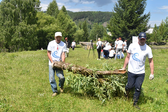 Волонтеры проекта «От чистого истока» устроили субботник в Дивногорске